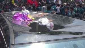 Aksi Mahasiswa Diwarnai Insiden Perusakan Minibus 1