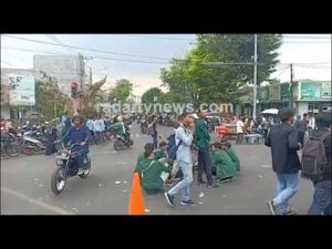 Mahasiswa Lampung Memblokir jalan Wolter Monginsidi, Telukbetung Utara, Bandarlampung
