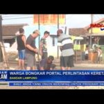 Warga Bongkar Portal Perlintasan Kereta Api