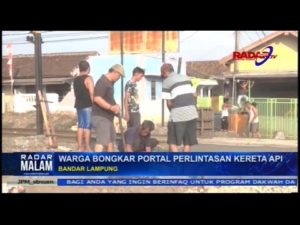 Warga Bongkar Portal Perlintasan Kereta Api
