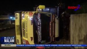 Sarat Muatan, Truk Terguling Di Jalan Rusak