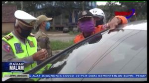 Periksa Kendaraan, Polisi Pasang Stiker