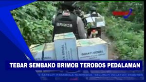 Tebar Sembako Brimob Terobos Pedalaman