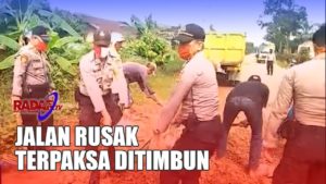 Jajaran Polsek Metro Utara Timbun Jalan Rusak