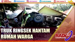 Truk Hantam Rumah Warga
