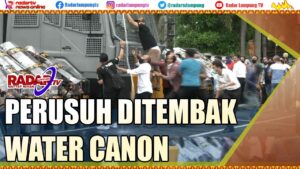 Rusuh, Massa Ditembak Water Canon