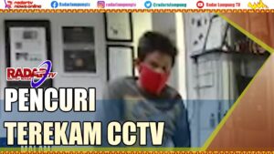 Dua Pencuri Laptop Terekam CCTV