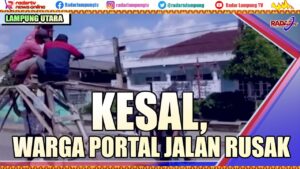 Kesal Jalan Rusak, Warga Pasang Portal