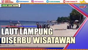 Wisatawan Serbu Pantai Lampung