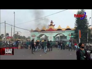DEMO UU OMNIBUS LAW SEMAKIN SORE KIAN MEMANAS, TERJADI AKSI BAKAR BAN