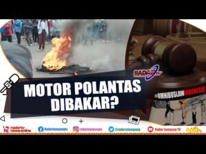 Tolak UU Omnibus Law, Satu Motor Diduga Milik Polantas Dibakar