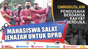 Mahasiswa Salat Jenazah Untuk DPRD