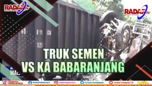 Truk Semen Hantam KA Babaranjang
