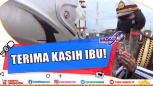 Hari Ibu, Polwan Bagikan Bunga