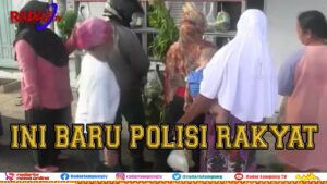 Bagi Sembako Ke Warga, Ini Baru Polisi Rakyat