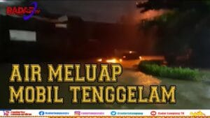 Hujan Deras, Air Meluap Tenggelamkan Minibus