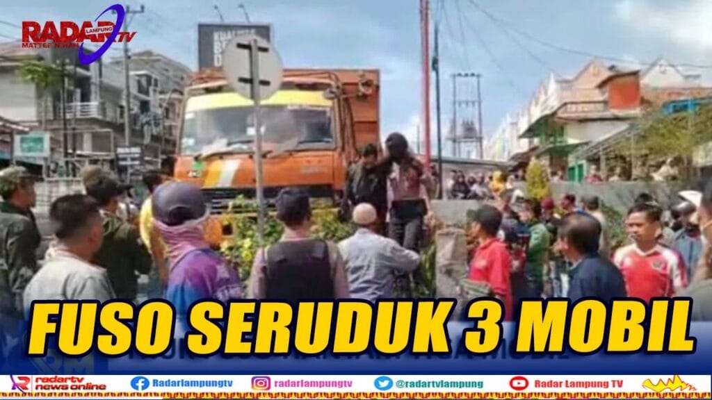 Truk Fuso Hantam Tiga Mobil di Tanggamus