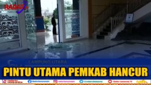 Pintu Utama Pemkab Lampung Utara Hancur Lebur