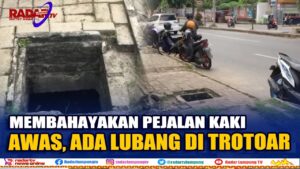 Trotoar Kota Bandar Lampung Dibiarkan Berlubang