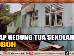 Atap Gedung Tua Sekolah Roboh