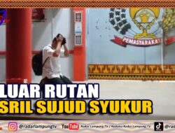 Keluar Rutan Yasril Sujud Syukur