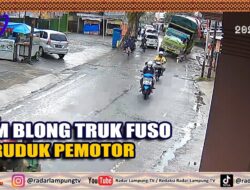 Rem Blong Truk Fuso Seruduk Pemotor