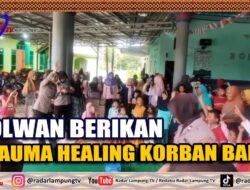Polwan Berikan Trauma Healing Korban Banjir