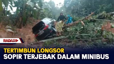 TERTIMBUN LONGSOR, SOPIR TERJEBAK DALAM MINIBUS