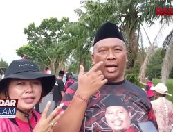 Kampanye Capres Perdana, Komang Koheri Bagikan Ribuan Stiker Dan Kaos Ke Pengguna Jalan
