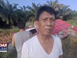 KIPRAH DPRD LAMTENG : Anggota DPRD Lamteng Bantu Masyarakat Evakuasi Truk Terguling