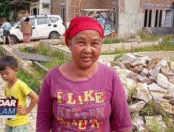 Aksi Berani Nenek Hartati Tangkap Ular Besar