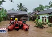 TANGGAMUS : Banjir Bandang Tim SAR Evakuasi Warga Terjebak Banjir