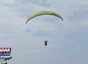 LAMPUNG SELATAN : POTENSI BARU PARIWISATA Zita Anjani Coba Wisata Paralayang Batu Alif