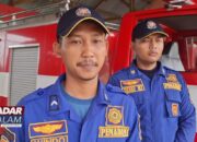 METRO : Damkar Evakuasi Ular Masuk Motor