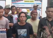 LAMPUNG SELATAN : Kecewa Kinerja Kades Sinar Palembang Warga Segel Kantor Desa Gunakan Kayu dan Batu