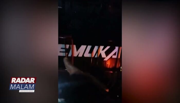 Pedagang Nasi Goreng Berjuang Lawan Arus Banjir