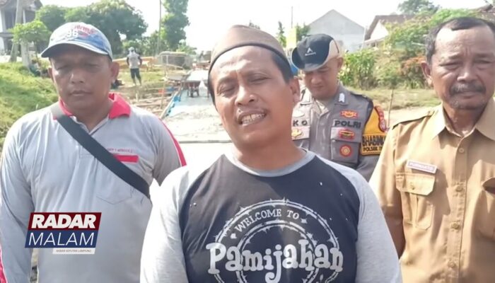 Warga Kampung Mujirahayu Swadaya & Gotong Royong Perbaiki Jalan Rusak Parah